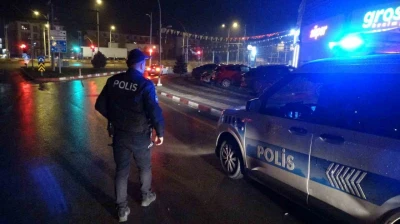 Silahla yaralayıp aracına aldığı şahsı yol kenarına atıp kaçtı