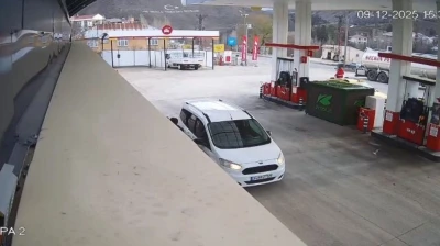 Tunceli'de 4.2'lik deprem anı güvenlik kamerasına yansıdı