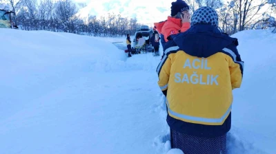 Tunceli'de ekipler karda 1 buçuk kilometre yürüyerek hastaya ulaştı