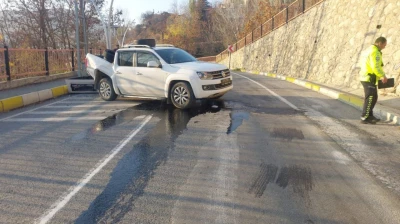 Tunceli'de kamyonet, 7 metre yükseklikten düştü: 4 yaralı