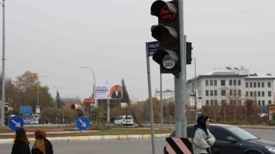 Türkiye'de ilk uygulama: Trafik sinyalizasyonlarında 'Şiddete Hayır' ve 'Kadına Saygı' mesajı