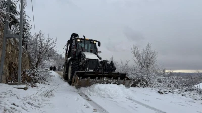 Yeşilyurt Belediyesi karla mücadelede çalışmalarını sürdürüyor