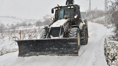 Yeşilyurt'ta karla mücadele aralıksız sürüyor