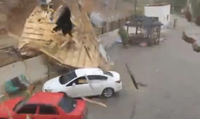 Elazığ'da fırtınadan uçan çatı araçların yanına düştü