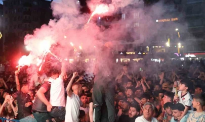 Elazığ'da nefesler tutuldu: Taraftarlar Elazığspor maçı için dev ekran başına geçti