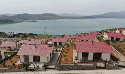 Hem güven hem de huzur veren göl manzaralı deprem konutları