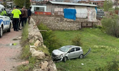 İstinat duvarına çarpan araç bahçeye uçtu: 2 yaralı