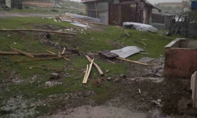 Karkaoçan'da fırtına evlerin çatılarını uçurdu