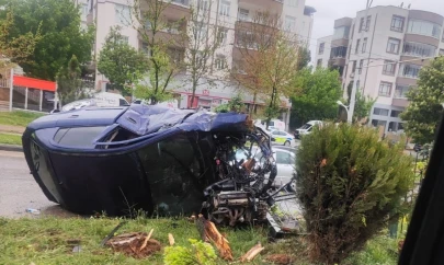 Kontrolden çıkan otomobil refüje çarptı: 2 yaralı