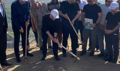 Vali Hatipoğlu, 3 bin yıllık tarihi Palu Kalesi için ilk kazmayı vurdu