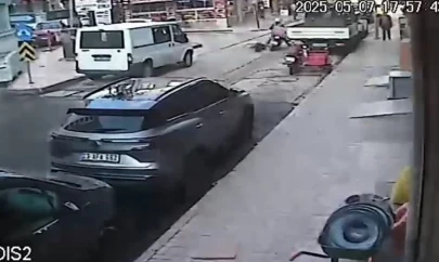Yolda dengesini kaybedip düşen yaşlı adama motosiklet çarptı