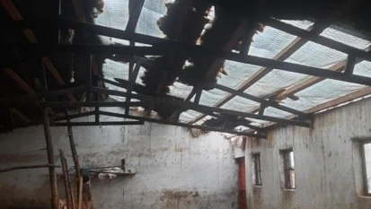 Elazığ'da etkili olan fırtına ahırın çatısını uçurdu