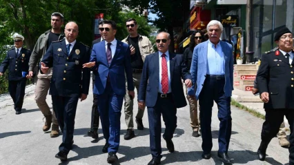 Bakan Yardımcısı Aktaş ve Vali Aygöl, vatandaşlarla bayramlaştı