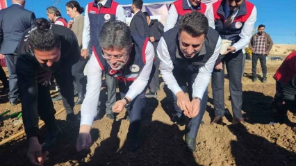 Bakan Yumaklı, Tunceli'de dağ sarımsağı ekti, balık yetiştiricileriyle bir araya geldi