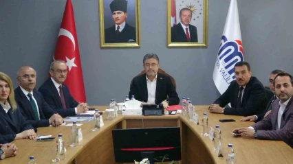 Bakan Yumaklı, zirai donun vurduğu Malatya'da incelemelerde bulundu