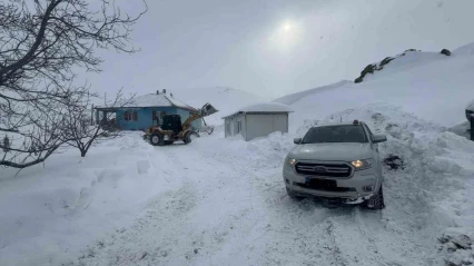 Battalgazi Belediyesi ekipleri, sağlık çalışanlarını iş makinesiyle hastaya ulaştırdı