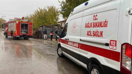 Elazığ'da çatı yangını: 1 kişi dumandan etkilendi