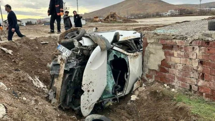 Elazığ'da otomobil aydınlatma direğine çarptı: 2 yaralı
