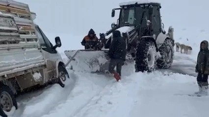 Elazığ'da şarampole düşen araç kurtarıldı