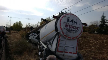 Elazığ'da tır elektrik direğine çarptı: 1 yaralı