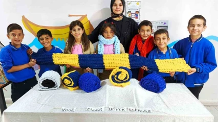 Öğrenciler kendi atkılarını örerek kışa hazırlanıyor
