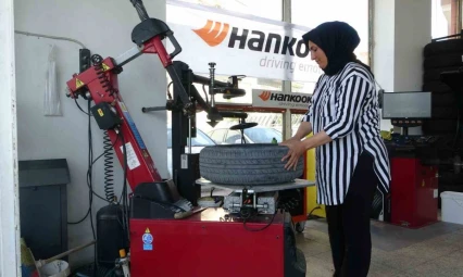 'Kadınlar yapamaz' diyenlere inat 24 yıldır lastik tamiri yapıyor