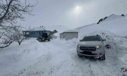 Battalgazi Belediyesi ekipleri, sağlık çalışanlarını iş makinesiyle hastaya ulaştırdı
