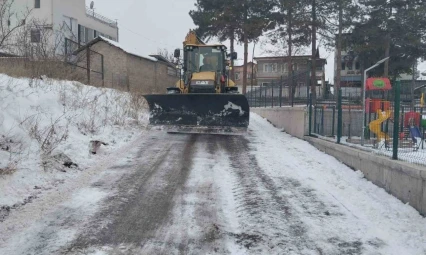 Battalgazi Belediyesi'nden okul bahçelerinde kar temizliği