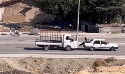 Bir garip yol yardımı: Yolda kalan aracı ayaklarıyla itti