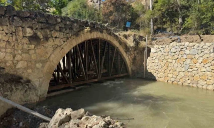 Depremin tahrip ettiği 300 yıllık tarihi köprü ayağa kaldırılıyor