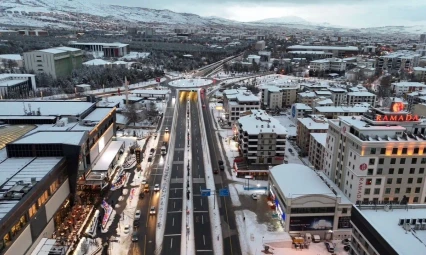 Elazığ'da belediye ekipleri, karla mücadelesini aralıksız sürdürüyor