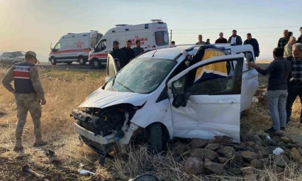 Elazığ'da hafif ticari araç  tarlaya uçtu: 3 yaralı