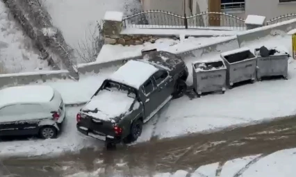 Elazığ'da karda kayan araçlar kameraya yansıdı
