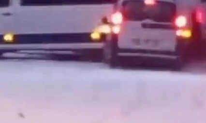 Karlı yolda duramayan araç minibüse çarptı