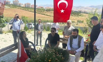 Kaymakam Dilekli'den duygusal veda: Şehit Yusuf Ataş'ın mezarı başında helallik aldı