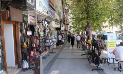 Kışla Caddesi'nde elektrik kesintisine esnaftan tepki