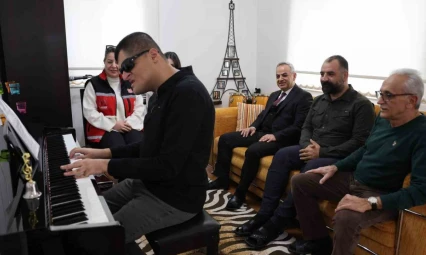 Konservatuvarı dereceyle bitiren görme engelli Mehmet dört enstrümanda ustalaştı