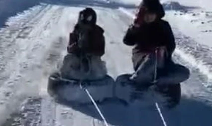 Lastiği kızak yapıp araçla çektiler: Çocukların kar eğlencesi kameralara yansıdı