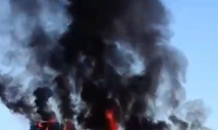 Malatya'da bariyerlere çarpan tır alev aldı