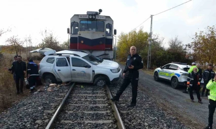 Malatya'da hafif ticari araca yük treni çarptı: 2 yaralı