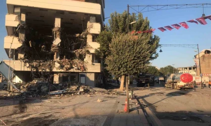Malatya'da yıkımı yapılan bina saniyeler içinde yerle bir oldu