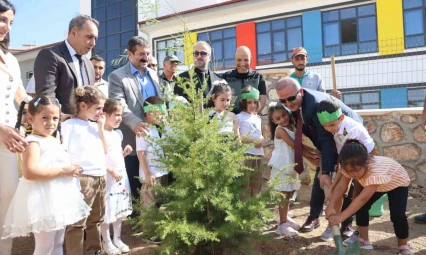 Minik öğrenciler, fidan dikerek okula başladı
