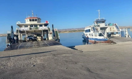 Şiddetli rüzgar feribot seferlerini durdurdu