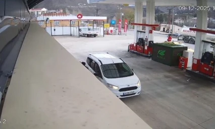 Tunceli'de 4.2'lik deprem anı güvenlik kamerasına yansıdı