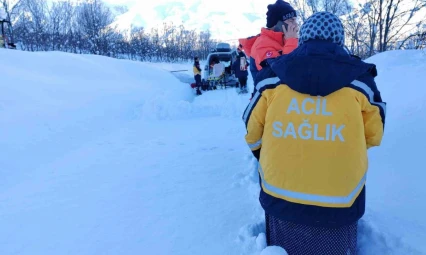 Tunceli'de ekipler karda 1 buçuk kilometre yürüyerek hastaya ulaştı
