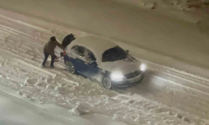 Yolda kalan araçları el birliğiyle çıkardılar