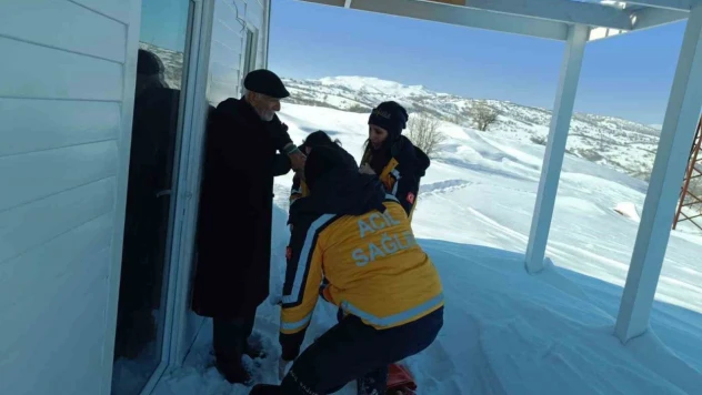 1 kilometrelik yolu yürüyerek hastaya ulaştılar