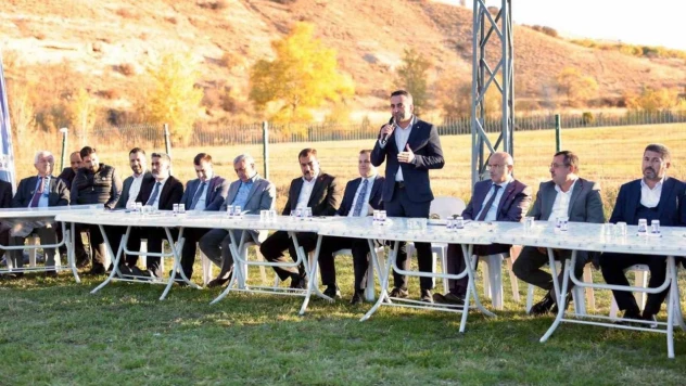 AK Parti heyeti Akçadağ'da muhtarlarla buluştu