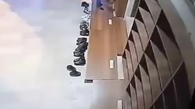 Camide ayakkabı hırsızlığı