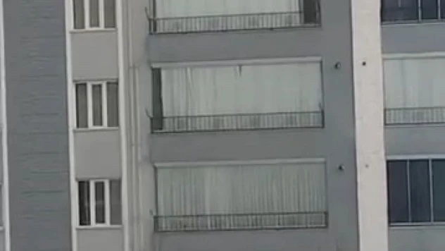 Çatıdaki karı temizlerken hayatını hiçe saydı